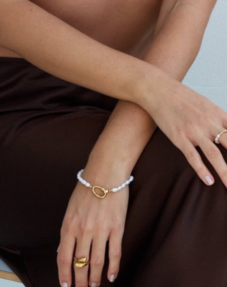 Pearl bracelet with 18k gold fill clasp detail 