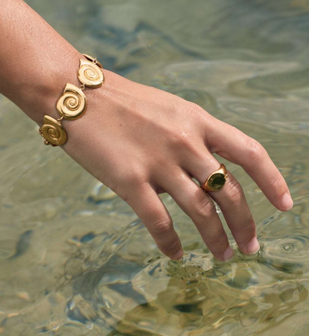 Waterproof shell shaped bracelet 